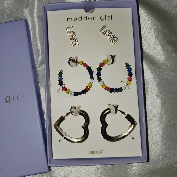 NEW Never Worn Madden Girl Trio Earring Set - Picture 5 of 5